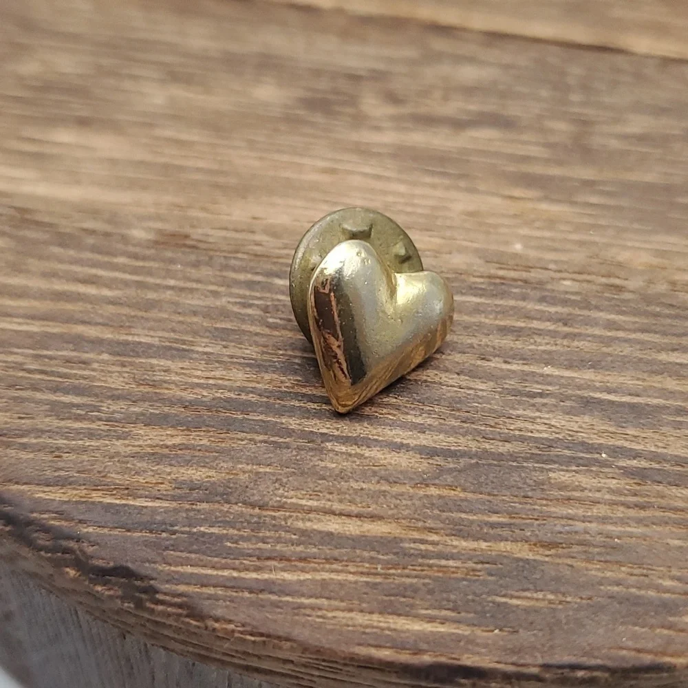 Heart pin vintage romance‎ B610
